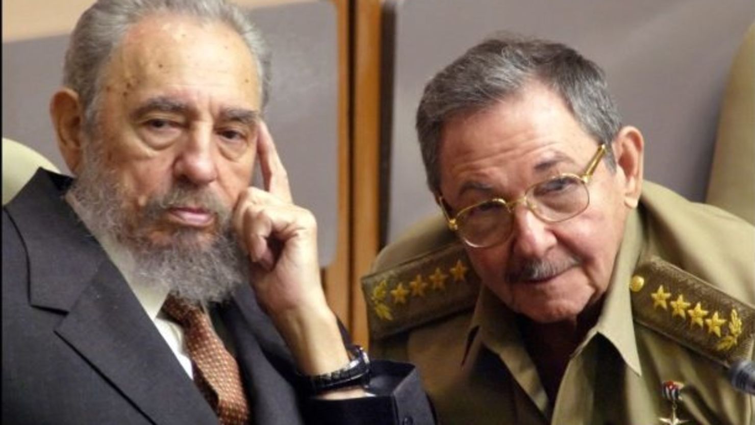 Fidel Castro y su hermano Raúl asisten a una sesión del Parlamento en julio de 2004.