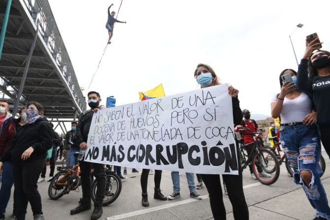 Los manifestantes también protestan contra la corrupción.