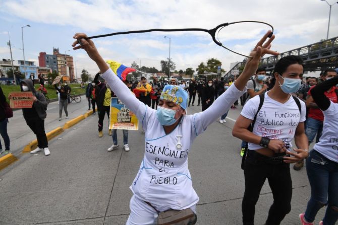 Una estudiante de enfermería protesta en Bogotá contra la reforma que, según dicen los detractores, castiga a la clase media en medio de una pandemia.