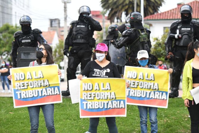 Miles de colombianos salieron a las calles de diferentes ciudades del país para protestar contra una reforma tributaria que presentó el presidente Iván Duque en plena pandemia, en un intento para cubrir un déficit en las finanzas públicas.