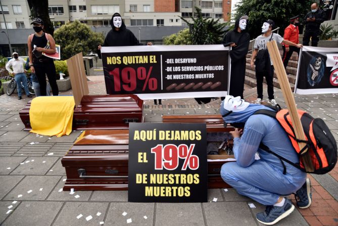 Según información de la Alcaldía de Bogotá, la ocupación de unidades de ciudad intensivo en la ciudad era del 92% el día de protesta. Los manifestantes protestaron por la reforma tributaria del gobierno Duque que entre otras medidas propone aumentar al 19% los impuestos a los servicios funerarios.
