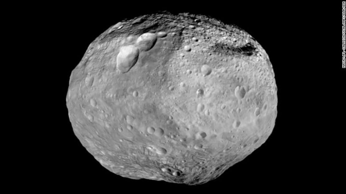 La nave espacial Dawn de la NASA estudió el asteroide gigante Vesta desde julio de 2011 hasta septiembre de 2012.