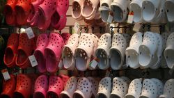 CNNE 985547 - las ventas de crocs suben como la espuma