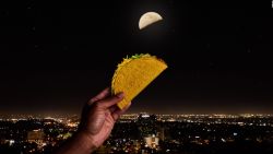 CNNE 985714 - taco bell recluta a la luna para primera campana global