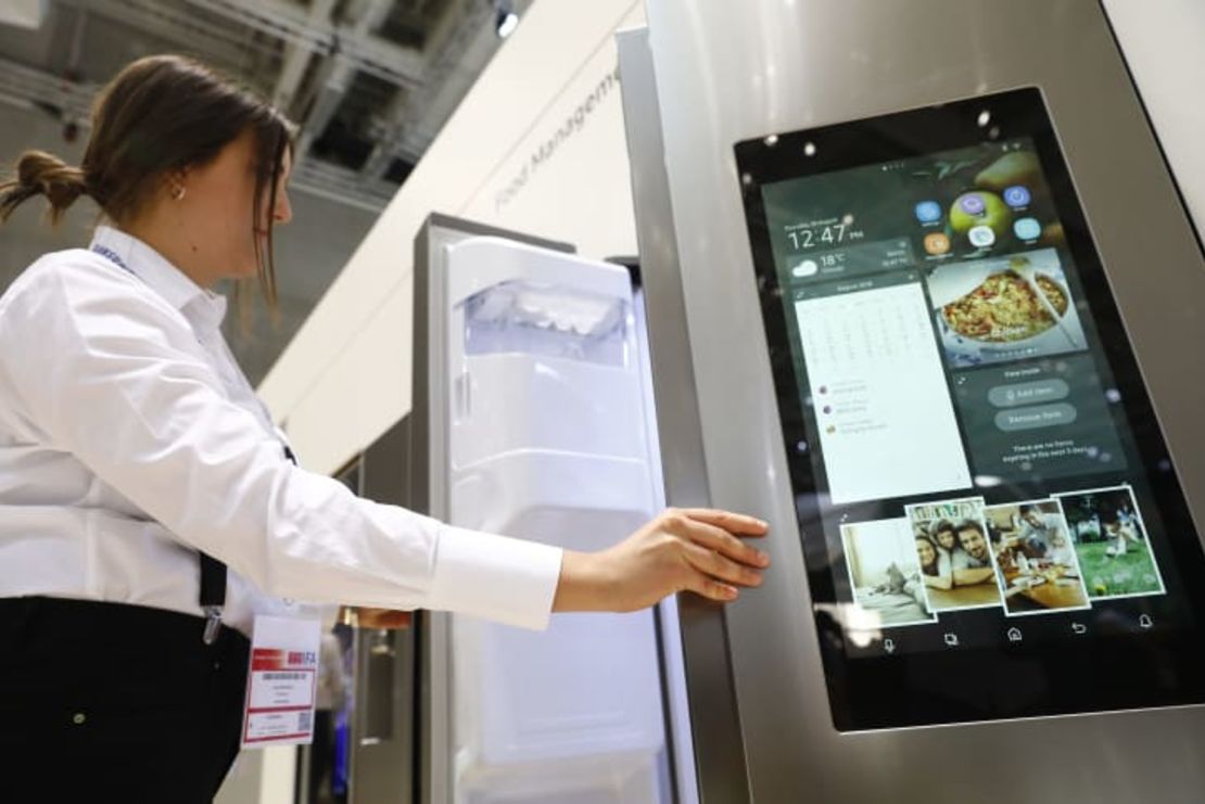 Los refrigeradores inteligentes de Samsung pueden ayudar a las personas a planificar sus comidas en función de sus necesidades dietéticas, así como de lo que queda en su nevera. Otros conceptos de cocina imaginan una experiencia aún más personalizada y automatizada. Crédito: Michele Tantussi/Getty Images