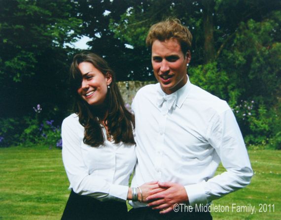La pareja se toma una foto después de graduarse de la Universidad de St. Andrews en junio de 2005. Se conocieron en la universidad e incluso compartieron una casa con otros mientras eran estudiantes. Middleton Family / Clarence House / Getty