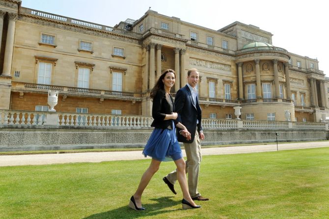 Los recién casados caminan de la mano en la mano del Palacio de Buckingham el día después de su boda en abril de 2011. John Stillwell - WPA Pool / Getty Images