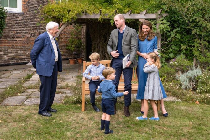 La familia real se reúne con el naturalista David Attenborough en el Palacio de Kensington en Londres, en septiembre de 2020, después de una proyección privada del documental fundamental "A Life On Our Planet", que se centra en el daño que se ha hecho al mundo natural en las últimas décadas. Twitter / KensingtonRoyal