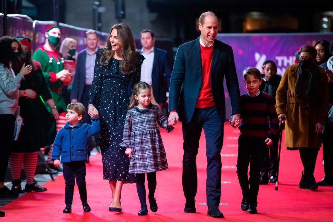 Will y Kate llegan con sus tres hijos para asistir a una actuación de pantomima de la Lotería Nacional Pantoland, en el London Palladium Theatre, el 11 de diciembre de 2020, para agradecer a los trabajadores clave y sus familias por sus esfuerzos durante la pandemia. Pool / AFP / Getty Images