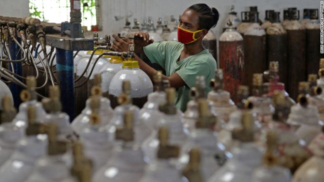 Un trabajador de salud llena tanques de oxígeno a las afueras de Chennai, India.