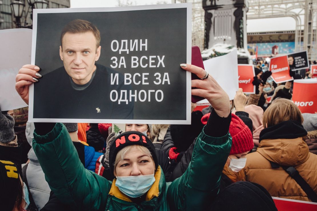 Foto de archivo. Una mujer sostiene una pancarta en apoyo del líder de la oposición rusa Alexey Navalny en la Plaza Pushkin el 23 de enero de 2021 en Moscú, Rusia.