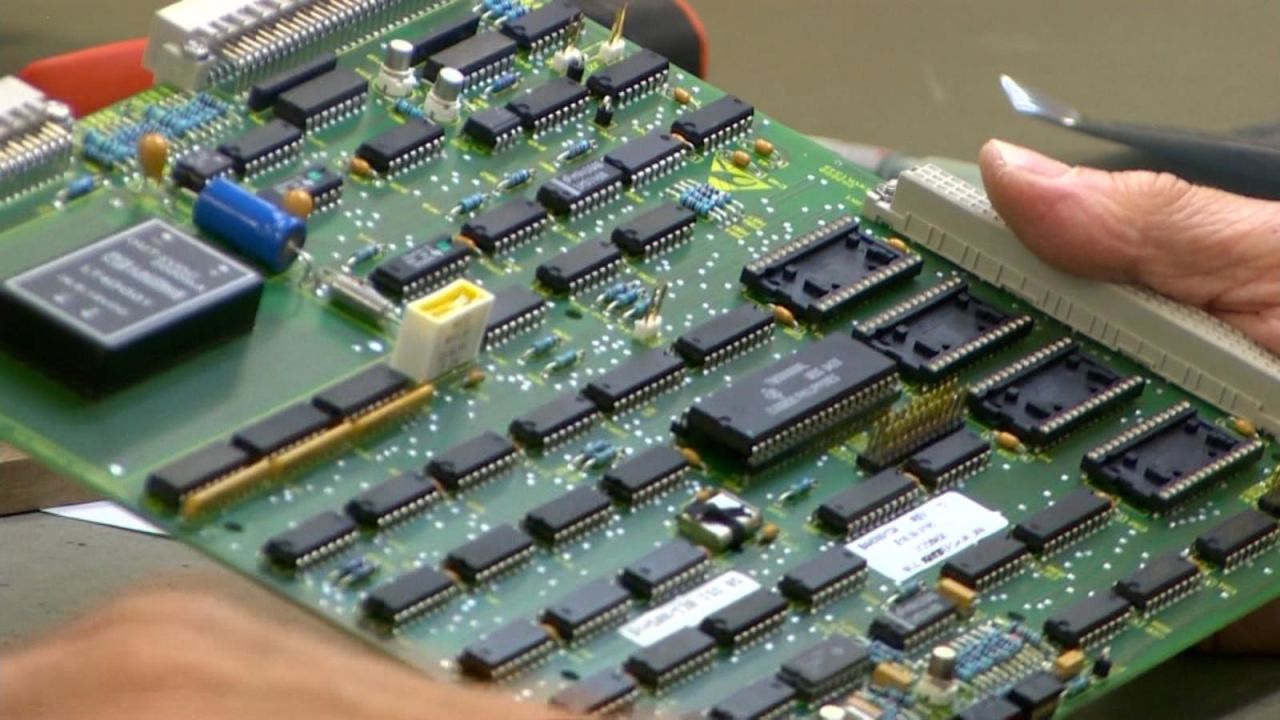 CNNE 986239 - la escasez mundial de chips ya afecta a apple