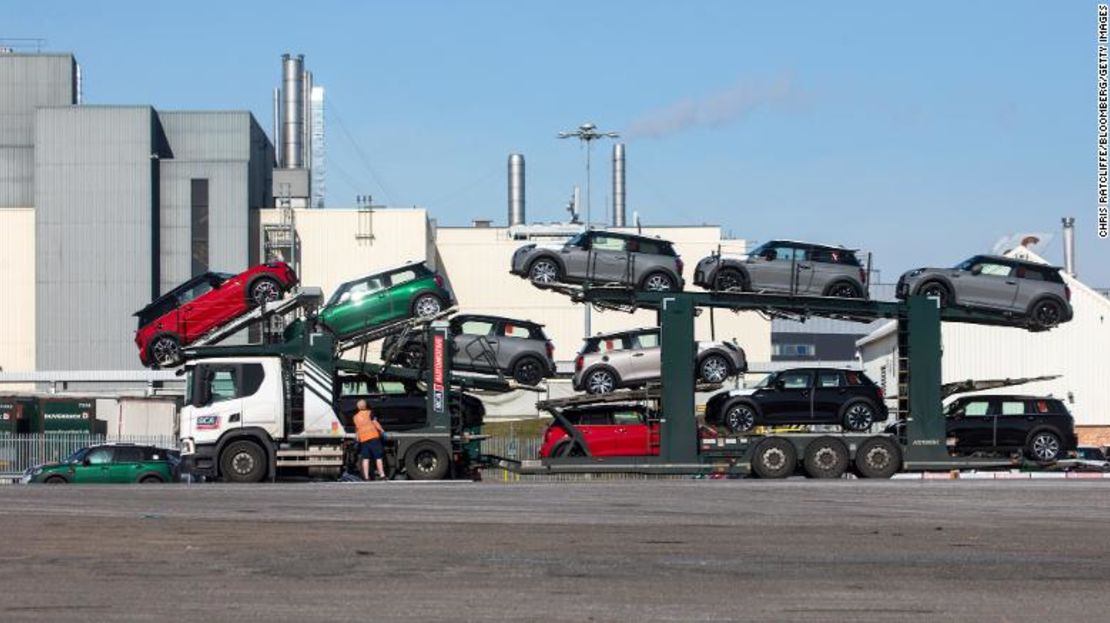 Automóviles Mini terminados en la planta de montaje final de Mini en Cowley, cerca de Oxford en el Reino Unido.