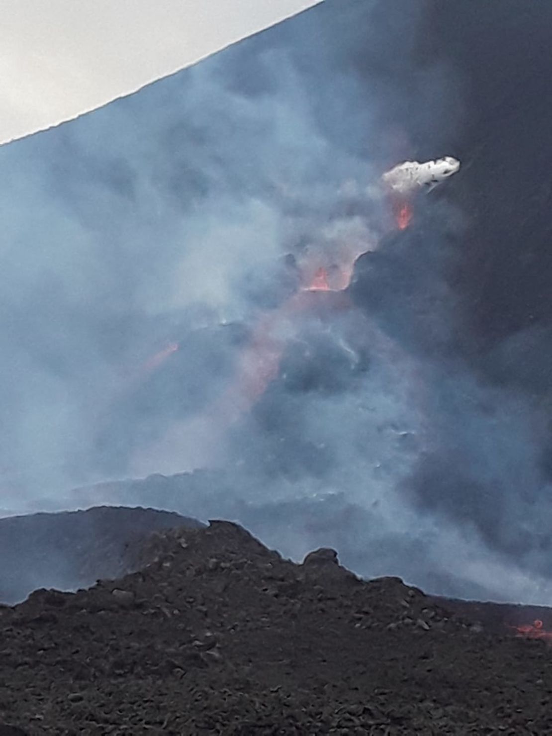 El flujo de lava avanza rápidamente en dirección noroeste, indica el Insivumeh.