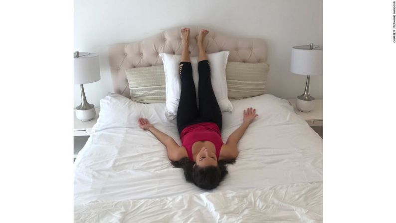 Piernas arriba de la pared. Esta postura ayuda a recircular el flujo sanguíneo en tus pies y piernas, y calma el sistema nervioso. Acuéstate boca arriba de modo que tus pies estén hacia la cabecera de la cama.