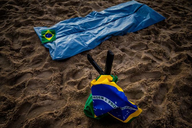A medida que el número de muertos por covid-19 aumenta en Brasil, los jóvenes representan una mayor proporción de muertes, ya que los brasileños mayores están entre los pocos que han sido vacunados.