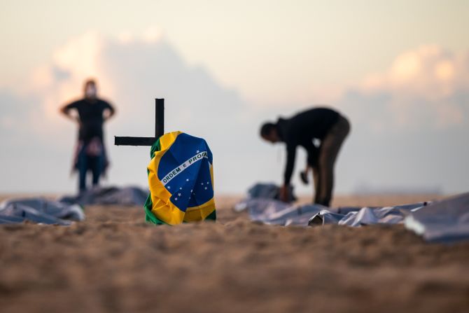 Brasil se convirtió en el segundo país del mundo en superar oficialmente esta marca, después de Estados Unidos, país que se acerca a las 575.000 muertes.