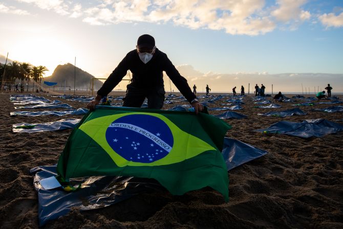 "Con tristeza por todos lados, Brasil registra hoy 400.000 víctimas de covid-19", dijo Carlos Lula, presidente del Consejo Nacional de Secretarios de Salud, en un comunicado.