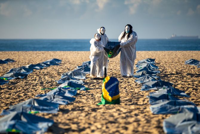 En memoria a los 400.000 fallecidos por covid-19, activistas de la organización no gubernamental Río de Paz colocaron bolsas de cadáveres en la playa de Copacabana.