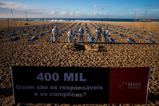 En una pancarta ubicada en la playa de Copacabana se puede ver la cifra de 400.000 muertos y una leyenda que dice "¿Quiénes son los responsables o los cómplices?".