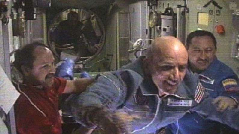 Dos décadas después: han pasado 20 años desde que Dennis Tito, el primer turista espacial del mundo y quien aparece en la imagen durante su viaje, llegó a la Estación Espacial Internacional. Solo un puñado de personas ha seguido los pasos de Tito. Aunque, empresas como SpaceX y Virgin Galactic creen que el turismo espacial es el futuro.