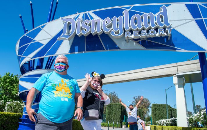 Disneyland Resort controla la asistencia mediante un sistema que requiere que todos los visitantes obtengan una reservación para el parque. Crédito: VALERIE MACON/AFP/Getty Images