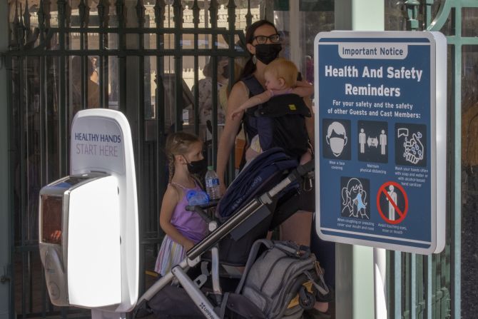 Según Disneyland Resort intensificaron las medidas sanitarias y de seguridad en los parques temáticos y el hotel, según las recomendaciones de autoridades sanitarias. Crédito: David McNew/Getty Images