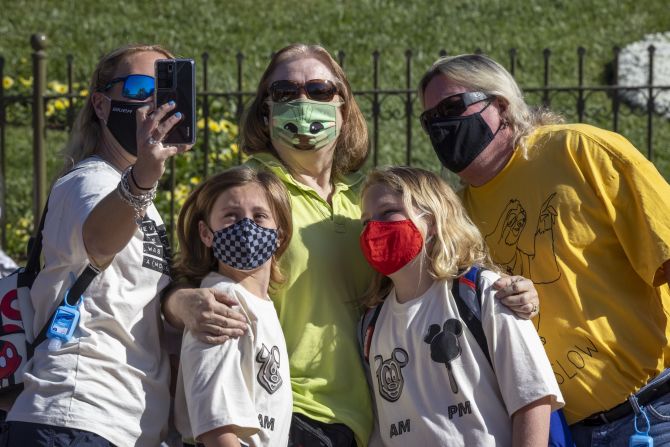 Para entrar al parque se requiere el uso de mascarilla facial para todos los visitantes de 2 años o más y se revisa la temperatura antes de acceder al parque. Crédito: David McNew/Getty Images