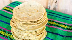 La tortilla, alimento de la canasta básica en México.