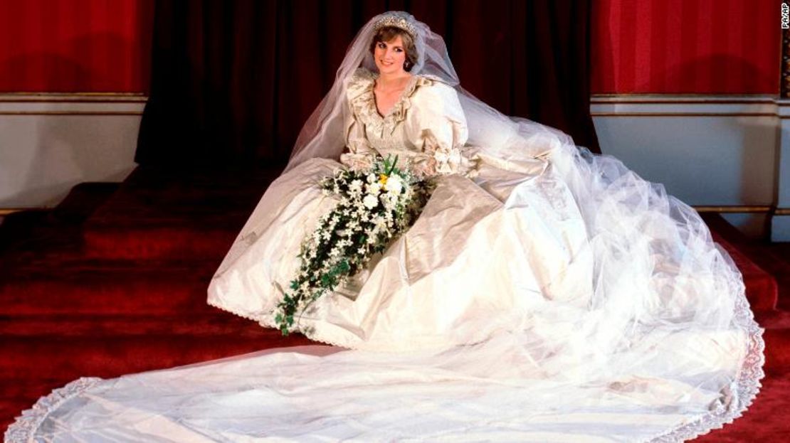 Foto de archivo fechada el 29/07/81 de la princesa de Gales sentada con su vestido de novia en el Palacio de Buckingham tras su boda con el príncipe Carlos en la Catedral de San Pablo.