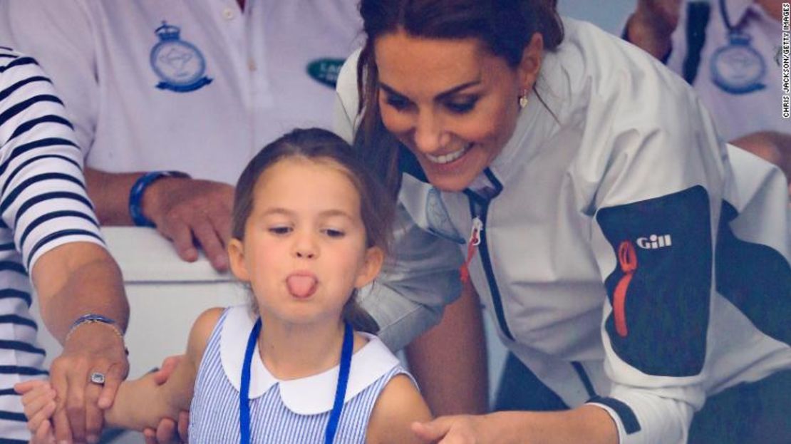 La princesa Charlotte saca la lengua juguetonamente mientras asiste a una regata de la Copa del Rey con su madre, a la derecha, en 2019.