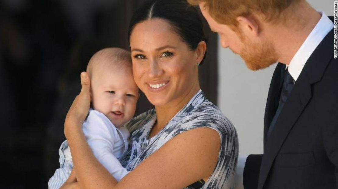 El príncipe Harry y su esposa Meghan, duquesa de Sussex, visitan Sudáfrica con su hijo Archie en 2019. Archie es el séptimo en la línea de sucesión al trono, justo detrás de su padre.