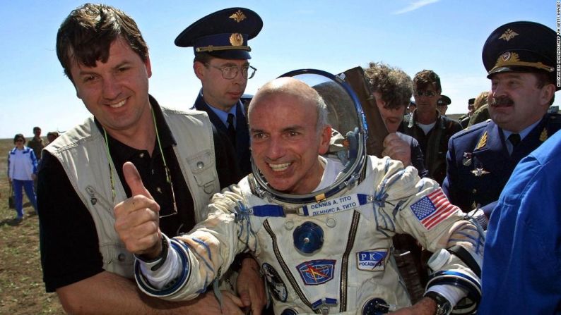 Dennis Tito, el primer civil en ir al espacio, dijo a CNN Travel que su viaje fue "la mejor experiencia de toda mi vida, esos ocho días". Aquí se le ve en mayo de 2001, justo después de llegar a la Tierra.
