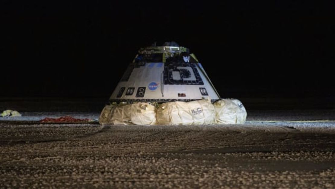 Los viajeros con mucho dinero podrán reservar un asiento en la nave espacial Starliner de Boeing, que se ve aquí después de aterrizar en White Sands, Nuevo México, en diciembre de 2019 tras un vuelo de prueba, una vez que comience a volar a la EEI.Crédito: Bill Ingalls/NASA vía Getty Images