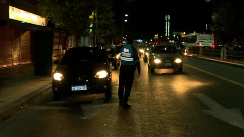 Por la pandemia, así controlan a las personas que entran y salen de buenos aires | cnn