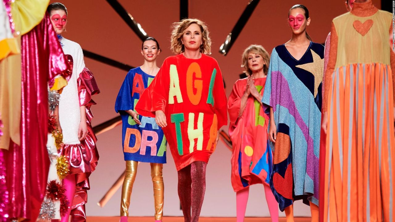 CNNE 987383 - agatha ruiz de la prada quiere que te vacunes