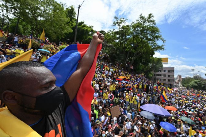 La propuesta inicial de reforma tributaria pretendía incrementar el impuesto sobre el valor agregado (IVA) de varios productos y servicios, así como empezar a cobrarlo en productos que estaban exentos. Crédito: LUIS ROBAYO/AFP vía Getty Images