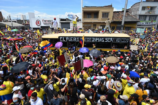 Cali se ha convertido en el epicentro de estas manifestaciones. En medio de una multitud hay un autobús con la leyenda "El pueblo unido jamás será vencido" pintada en las ventanas. Crédito: LUIS ROBAYO/AFP vía Getty Images