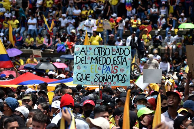 "Al otro lado del miedo está el país que soñamos" se ve en uno de los carteles en contra de la reforma tributaria. Crédito: LUIS ROBAYO/AFP vía Getty Images