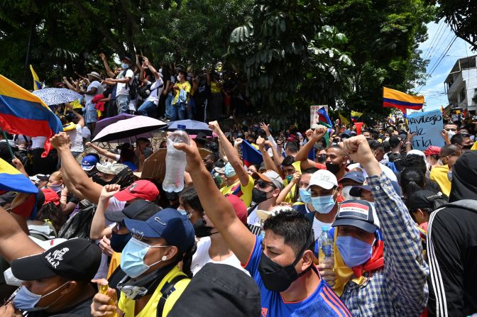 Las movilizaciones comenzaron el 28 de abril, cuando miles de colombianos salieron a las calles para protestar contra la reforma tributaria. Las marchas fueron convocadas a pesar del tercer pico de coronavirus que enfrenta el país. Crédito: LUIS ROBAYO/AFP vía Getty Images