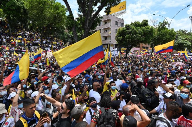 Tras la serie de protestas, Duque ordenó al Ministerio de Hacienda redactar, junto al Congreso, un nuevo texto de reforma tributaria. Luego pidió retirar el proyecto. Crédito: LUIS ROBAYO/AFP vía Getty Images