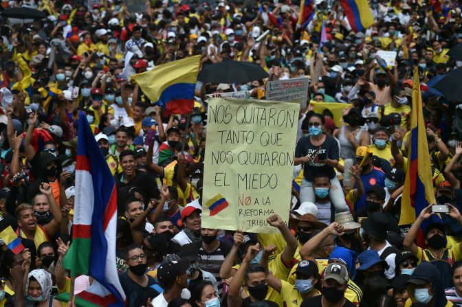 "Nos quitaron tanto que nos quitaron el miedo. No a la reforma tributaria" se lee en una de las pancartas en la protesta del 1 de mayo en Cali, Colombia. Crédito: LUIS ROBAYO/AFP vía Getty Images