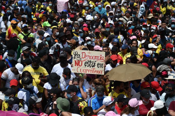 "La democracia no está en cuarentena" se lee en una pancarta de la marcha en contra de la reforma tributaria, que también hace referencia a la actual pandemia por covid-19. Crédito: LUIS ROBAYO/AFP vía Getty Images
