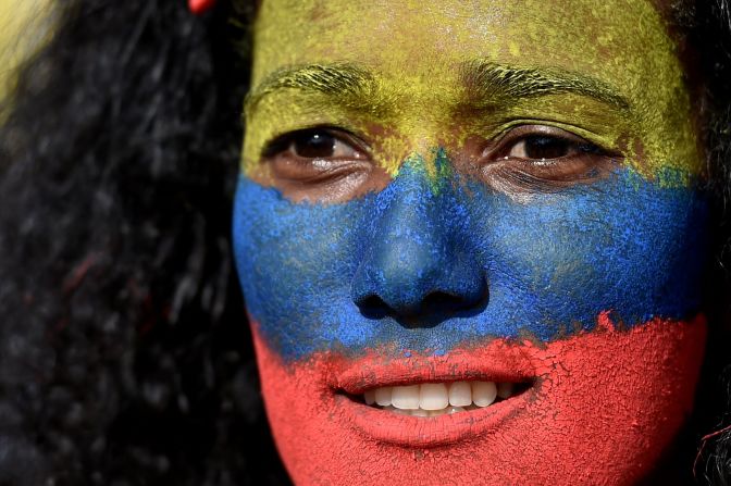 Una mujer con la cara pintada con los colores de la bandera de Colombia participó en la marcha en contra a la reforma tributaria la cual, entre otras cosas, propone aumentar el IVA de un 5% a un 19% a la gasolina y diésel. Crédito: LUIS ROBAYO/AFP vía Getty Images