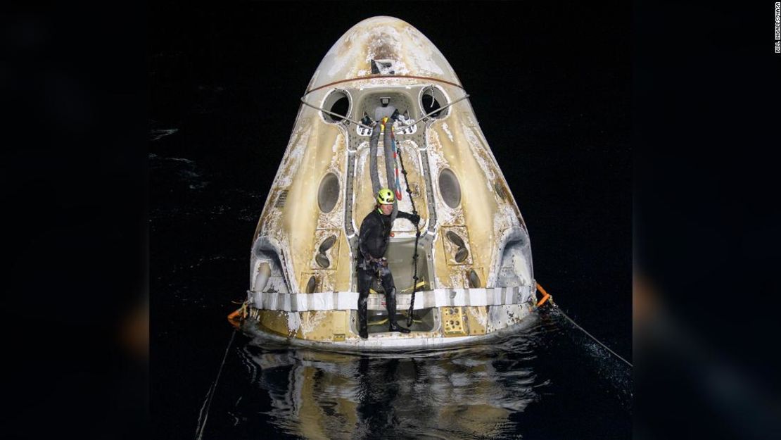 Los equipos de soporte trabajan en torno a la nave espacial SpaceX Crew Dragon Resilience poco después de su amerizaje.