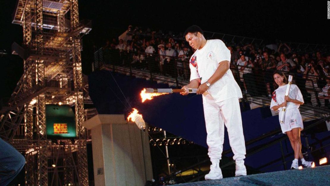 5 de septiembre de 1960: A los 18 años, Cassius Clay ganó la medalla de oro de boxeo en la categoría de peso semipesado en los Juegos Olímpicos de Roma. 18 de febrero de 1964: Antes de que todos alcanzaran la fama mundial, y una semana antes de su oportunidad de conseguir el título mundial de los pesos pesados, Clay conoció a los Beatles en el gimnasio de la calle 5 de Miami Beach. 25 de febrero de 1964: Entrando en la pelea como un no favorito con marca 7-1 contra Sonny Liston, Clay ganó el título mundial peso pesado y declaró: "¡Soy el más grande! Sacudí el mundo, soy la cosa más bella que ha existido". 6 de marzo de 1964: Tras ganar el título mundial, Clay anunció su afiliación a La Nación del Islam y, tras convertirse brevemente en Cassius X, cambió su nombre por el de Muhammad Ali. 25 de mayo de 1965: En la muy esperada revancha, Ali noqueó a Liston con un derechazo en el primer asalto. 14 de noviembre de 1966: Durante una victoria por nocaut sobre Cleveland Williams, a menudo considerada como su mejor actuación, Ali revela el "Ali shuffle", etiquetándolo como el mejor movimiento de baile desde "The Twist". 28 de abril de 1967: Tras negarse a incorporarse a las Fuerzas Armadas de EE.UU. en Houston, Ali fue arrestado, mientras que ese mismo día las comisiones de boxeo comenzaron a suspender sus licencias, prohibiéndole la práctica del deporte. 8 de marzo de 1971: La estrella de cine Frank Sinatra fotografió "La pelea del siglo" entre Ali y Frazier para la revista Life. 30 de octubre de 1974: "The Rumble in the Jungle": Después de haber perdido contra Joe Frazier y Ken Norton desde su regreso al boxeo, Ali era altamente menospreciado cuando noqueó al campeón George Foreman en el octavo asalto en Kinsasha, Zaire, recuperando el título de los pesos pesados después de siete años y medio. 1 de octubre de 1975: "The Thrilla in Manilla": Tras ganar la última pelea de la trilogía contra Frazier debido a que la esquina de su oponente lo retiró después del 14º asalto, Ali dijo que el combate era lo más parecido a morir que había conocido. 19 de julio de 1996: Después de desarrollar la enfermedad de Parkinson y retirarse de la escena pública, Ali encendió el pebetero olímpico, apareciendo como el portador secreto de la antorcha de los Juegos en Atlanta.