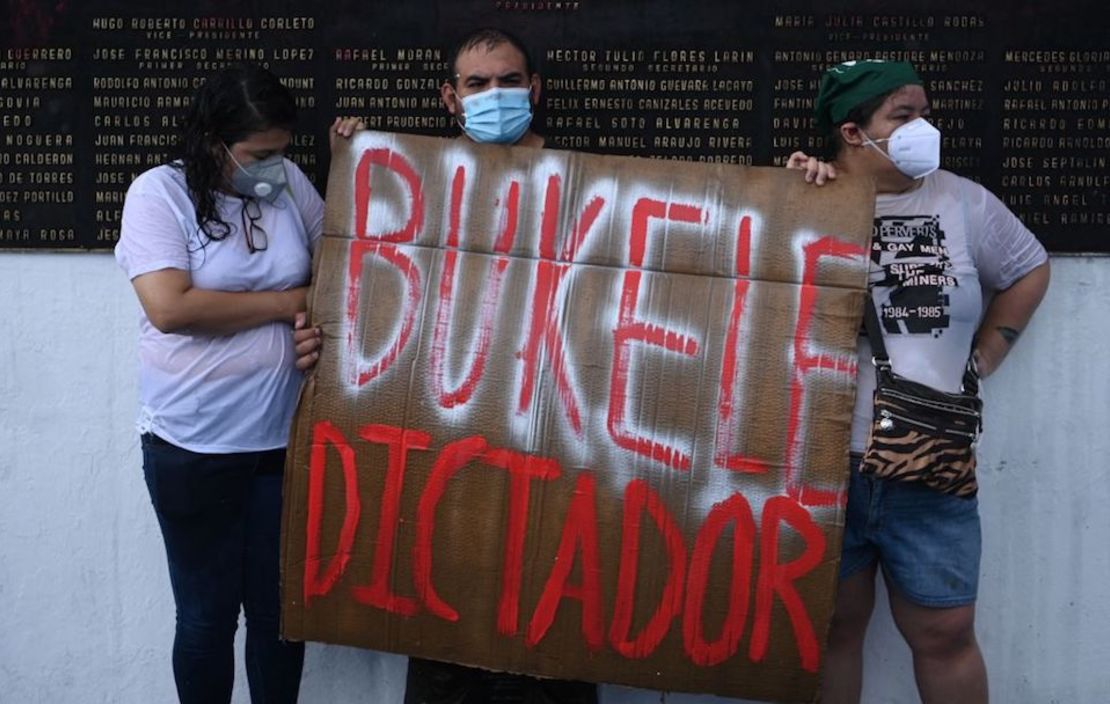 CNNE 987743 - el salvador-legislative assembly-dismissals-protest