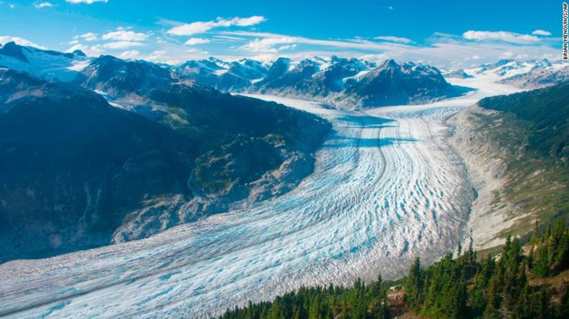 Esta foto de septiembre de 2017 proporcionada por el investigador Brian Menounos muestra el glaciar Klinaklini en la Columbia Británica, Canadá. El glaciar y el campo de hielo adyacente han perdido casi 16.000 millones de toneladas de nieve y hielo desde el año 2000.