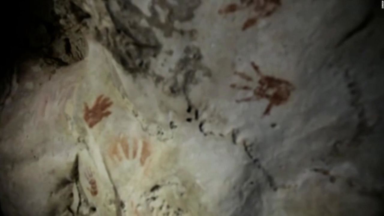 CNNE 988076 - hallan misteriosas huellas de manos en cueva en mexico