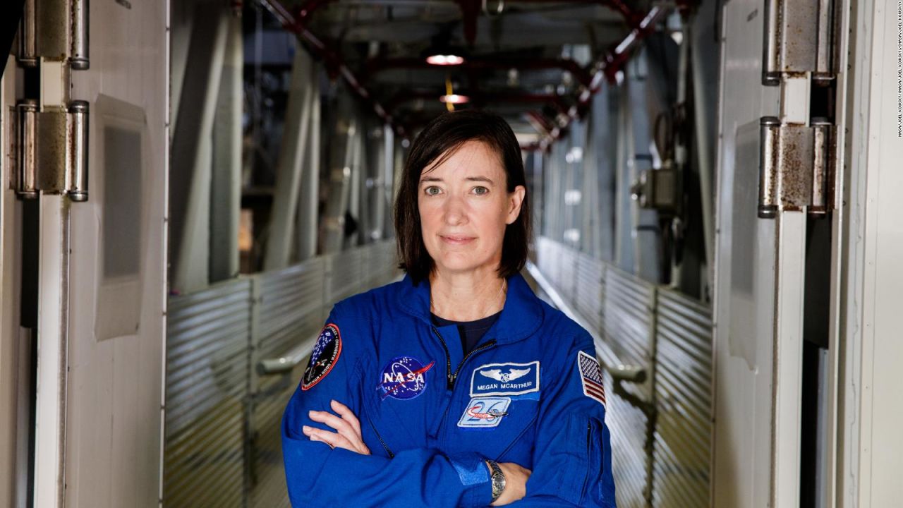 CNNE 988114 - ella es megan mcarthur, la unica mujer en el espacio